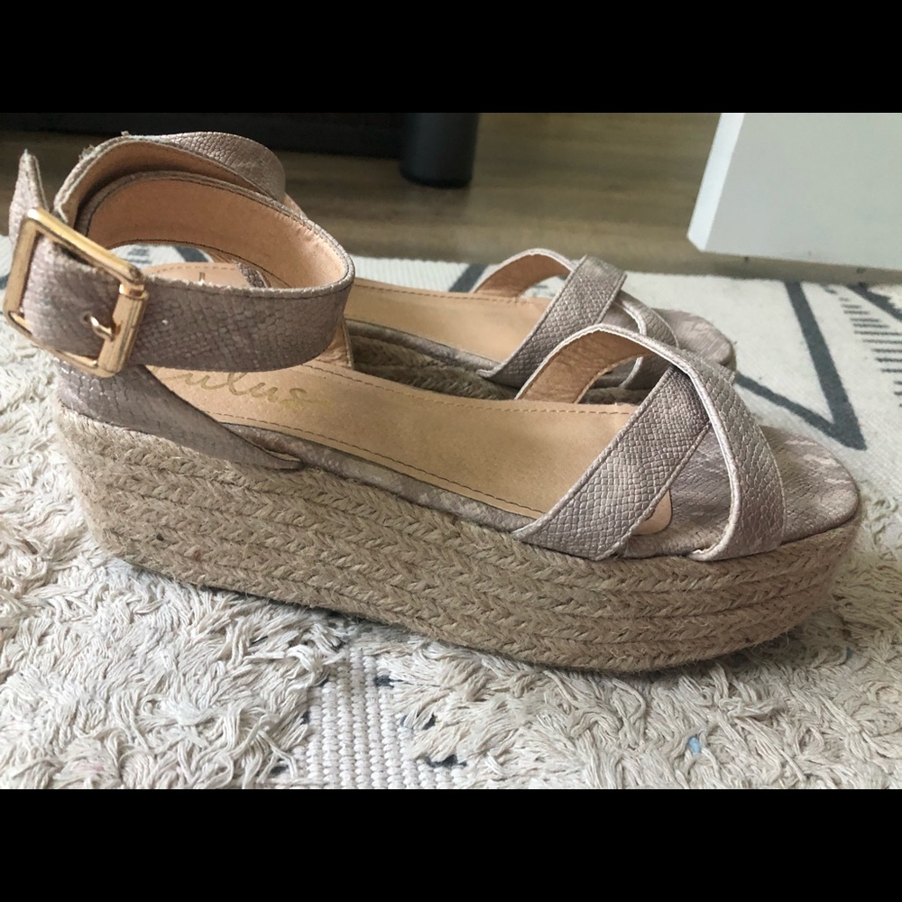 Lulus platforms - Picture 2 of 2